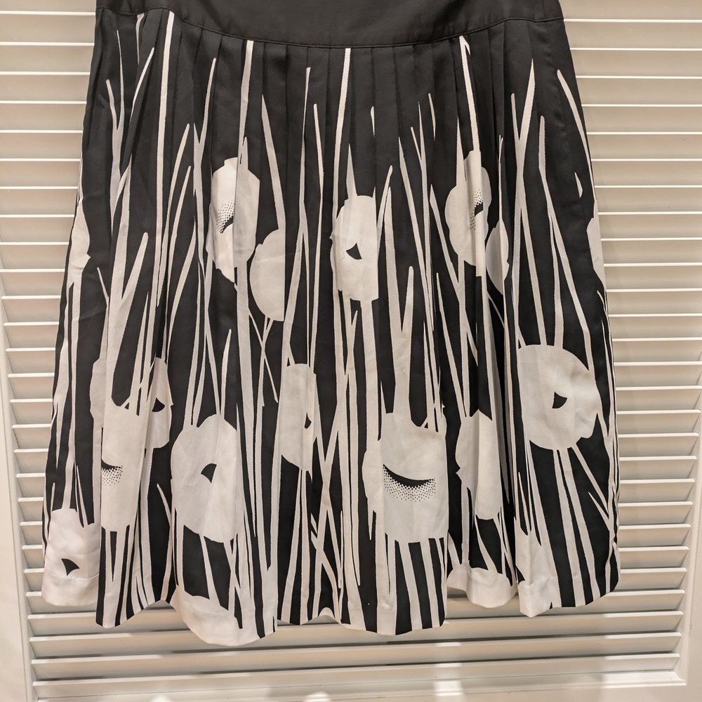 Worthington Stylish Black and White Floral Skirt Size 8 - Medium